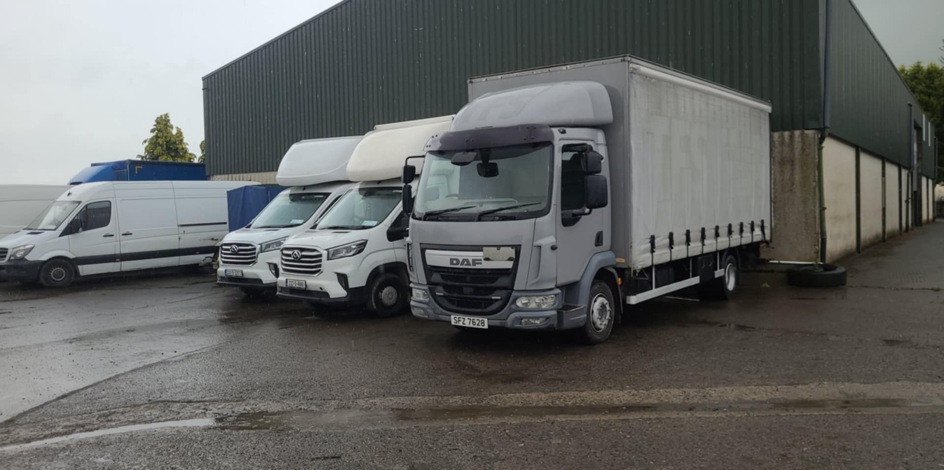 Flota SpeedPack — DAF z firanka i vany dostawcze