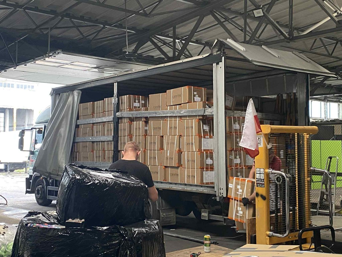 Rozladunek paczek w magazynie SpeedPack